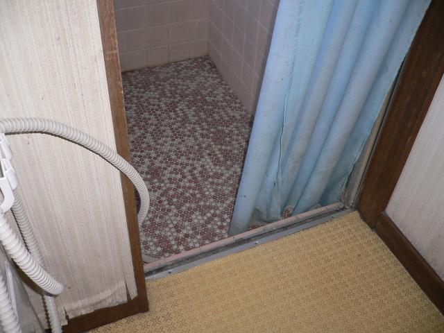 栃木小山　既存浴室の段差